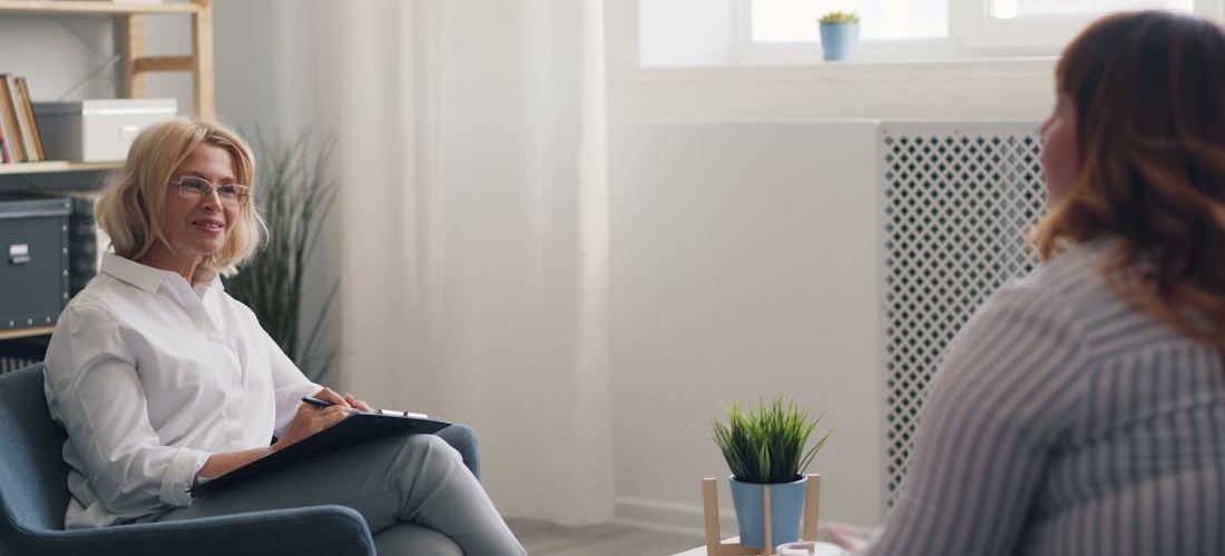 A therapist meeting with a person to provide mental health support during the opioid epidemic