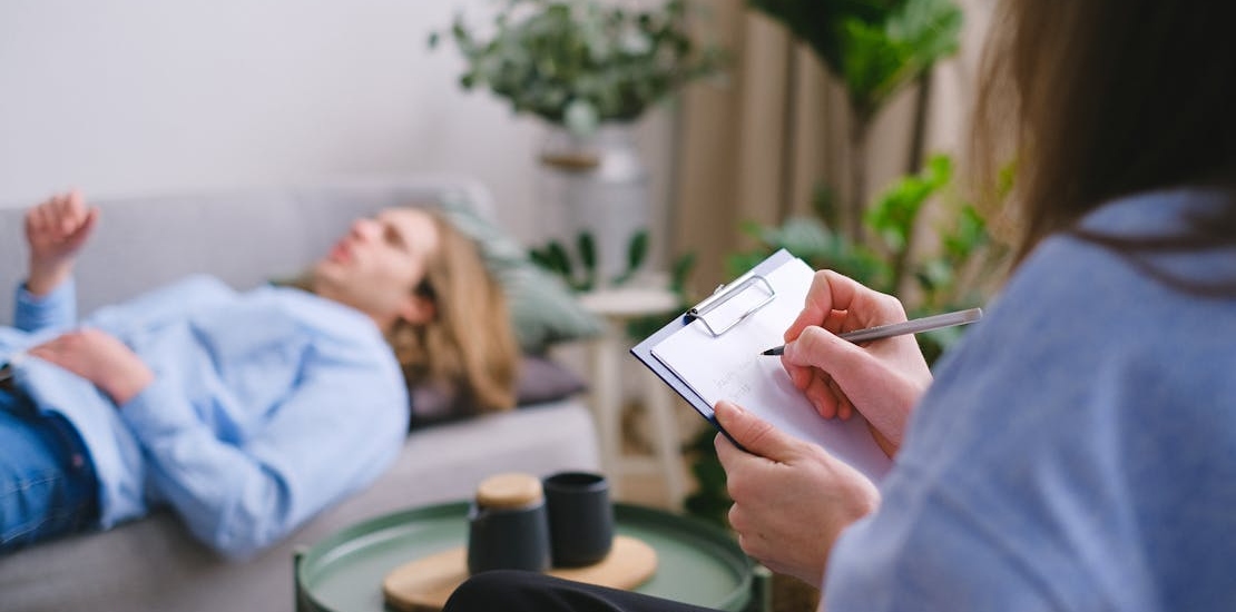 a man therapy talking about the differences and similarities between Bipolar and Schizoaffective Disorder