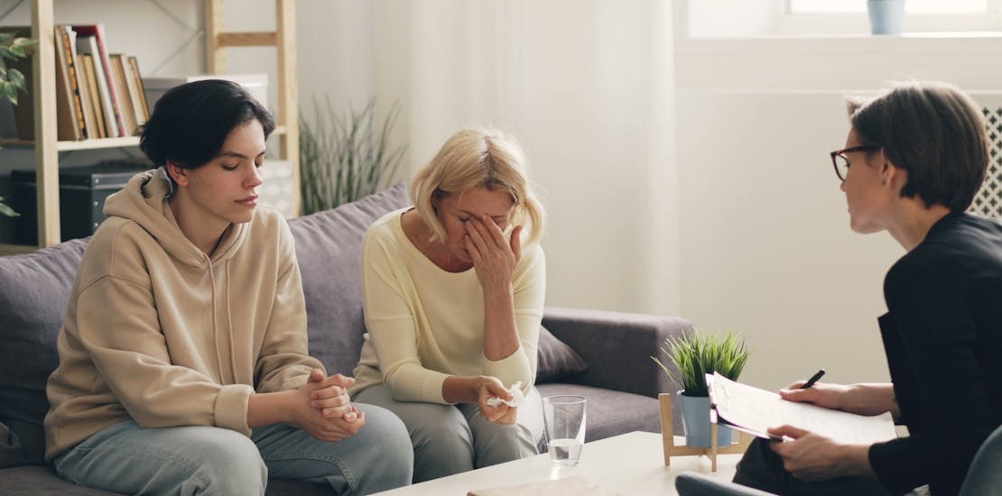 2 people talking with a therapist about the most addictive types of gambling